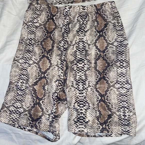 SOLD✔️ Snakeprint Biker Shorts Set - Picture 4 of 5